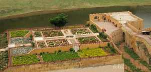 1BB2-0255; 6453 x 3102 pix; Asia, India, Jaipur, Amber Fort, garden