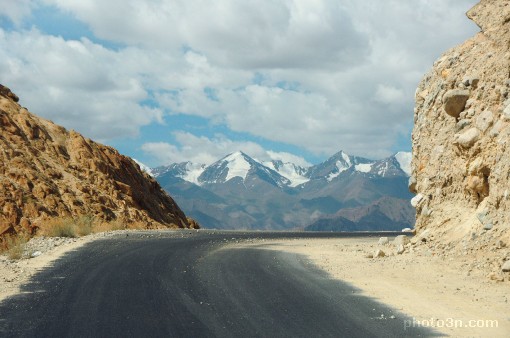 Asia; India; Himalaya; mountains; road; mountain road; turn; precipice