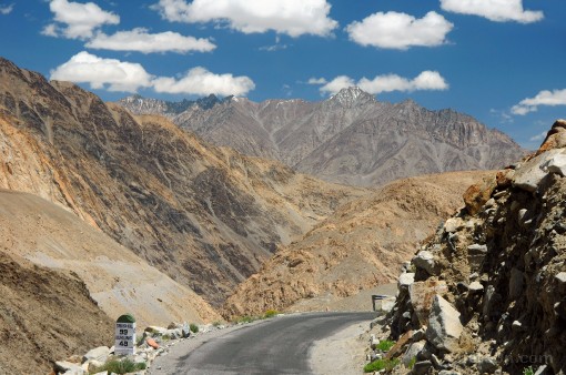 Asia; India; Himalaya; mountains; road; mountain road; turn; precipice