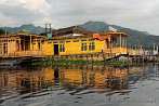1BBU-0340; 4288 x 2848 pix; Asia, India, Srinagar, Dal Lake, houseboat