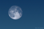 9513-0865; 4500 x 3000 pix; moon, waning gibbous, blue sky
