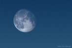 9513-0870; 4500 x 3000 pix; moon, waning gibbous, blue sky