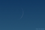 9513-0815; 4500 x 3000 pix; moon, waxing crescent, blue sky